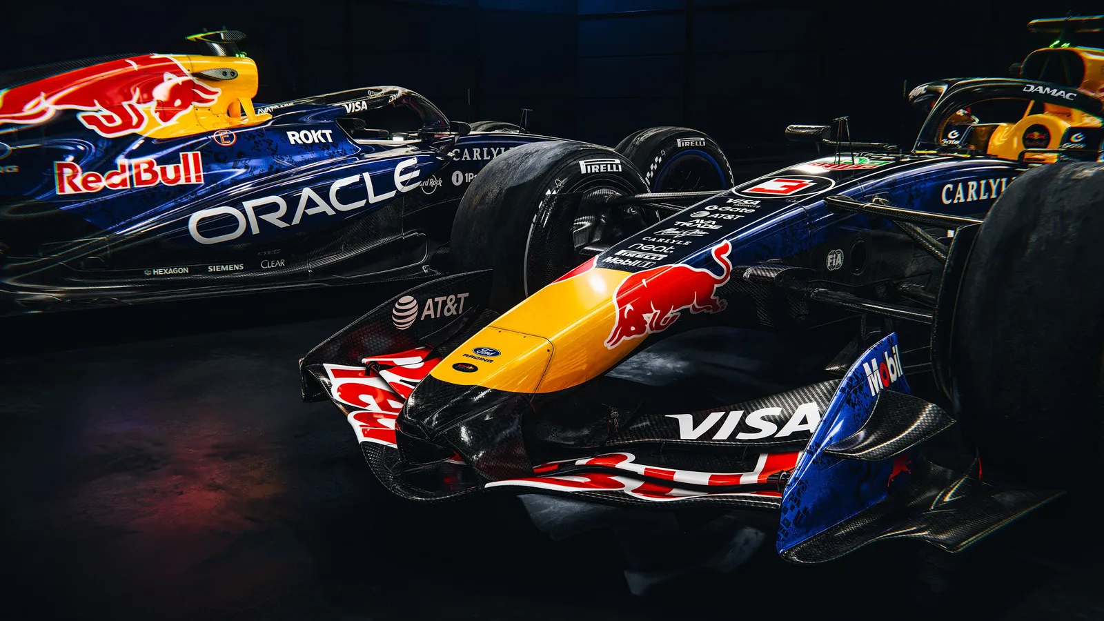 Monopost Red Bull cu logo-uri Visa și Oracle, pregătit pentru competiții.