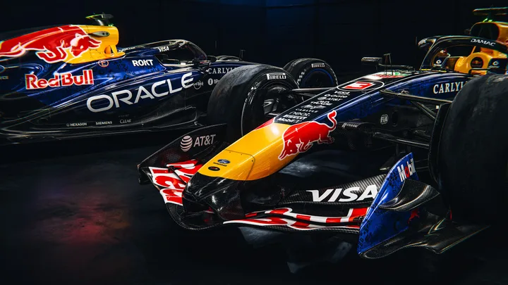 Monopost Red Bull cu logo-uri Visa și Oracle, pregătit pentru competiții.