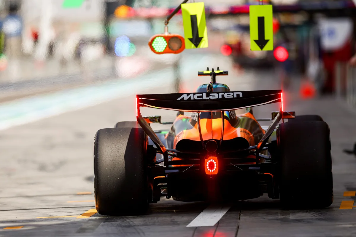 Monopost McLaren în pit stop, pregătit pentru cursă în Formula 1.