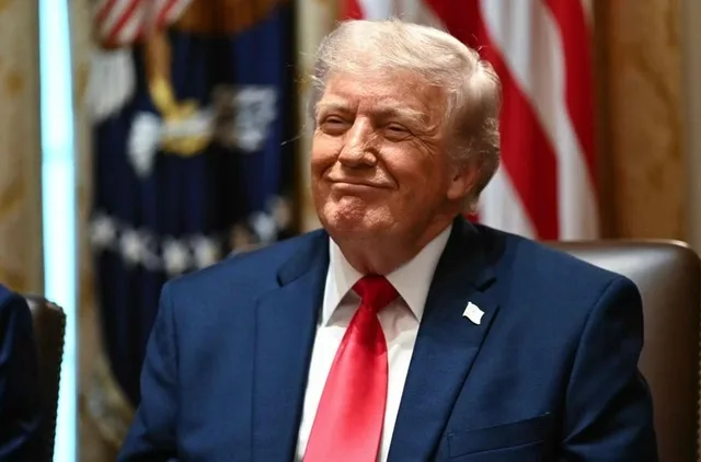 Donald Trump zâmbind în timpul unei întâlniri oficiale.