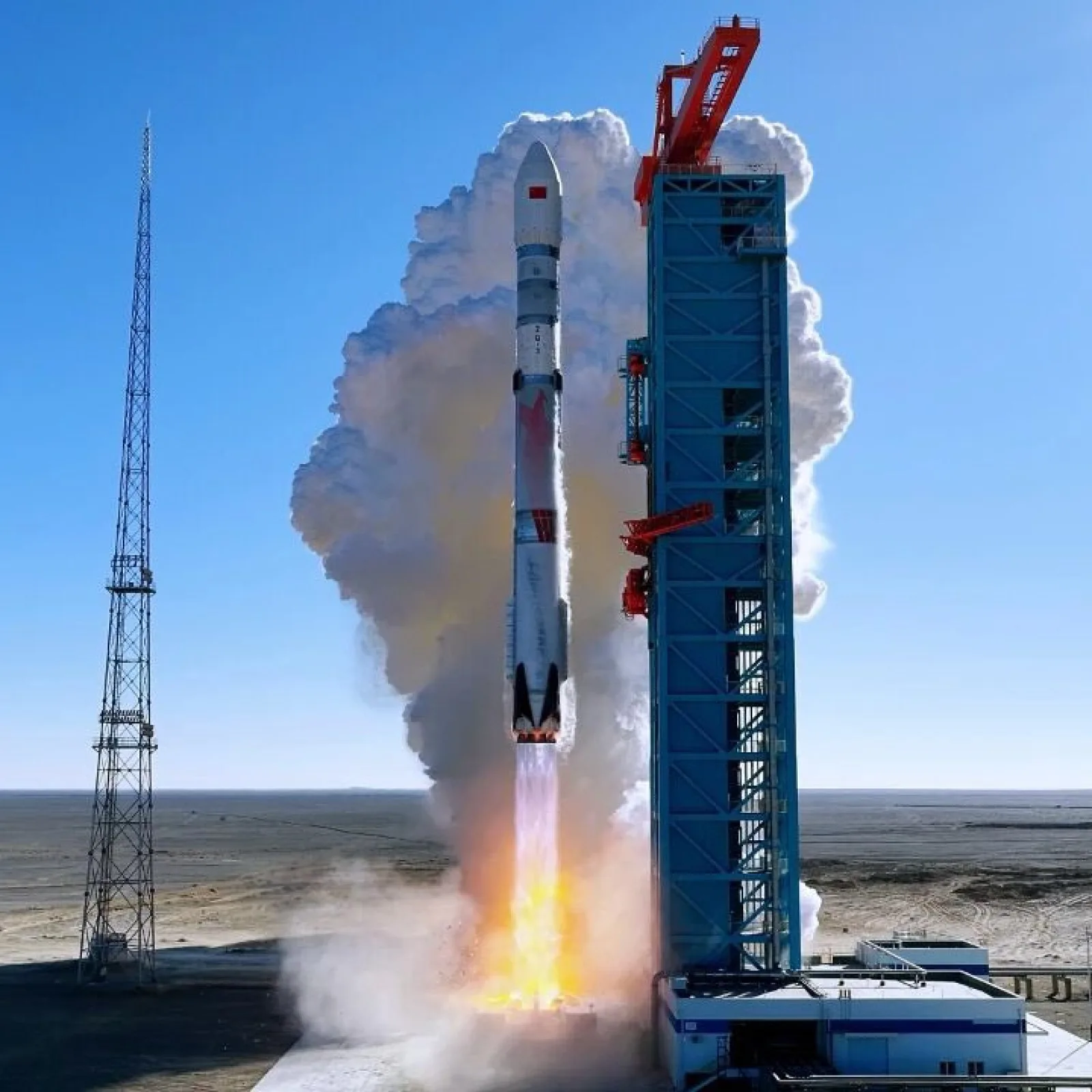 Rachetă lansată de SpaceX, simbol al tehnologiei avansate și al securității naționale.