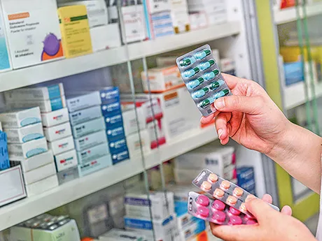 Farmacie cu medicamente diverse, evidențiind importanța unităților publice.