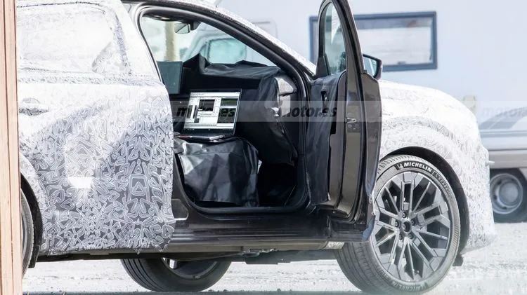 Interiorul noului crossover Dacia Striker, cu detalii moderne și tehnologice.
