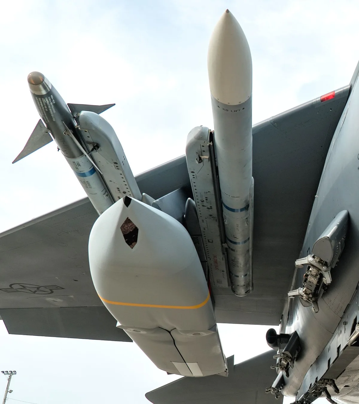 Rachete JASSM-ER montate pe un avion militar american.