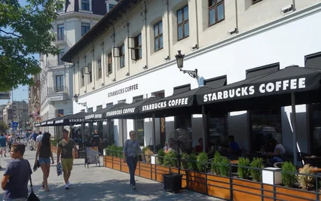 Cafeneaua Starbucks de la Hanu’ lui Manuc, un loc emblematic din București.
