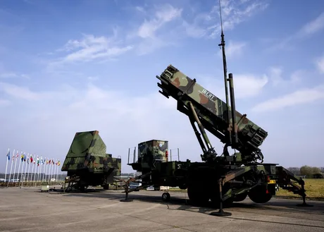 Sistem de apărare antiaeriană expus pe un teren militar.