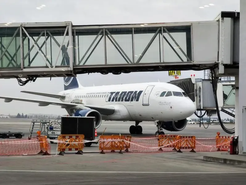 Aeronava TAROM pregătită pentru îmbarcare pe aeroport.