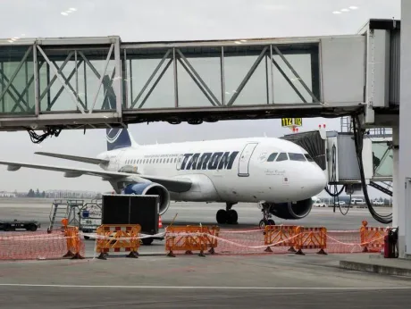 Aeronava TAROM pregătită pentru îmbarcare pe aeroport.