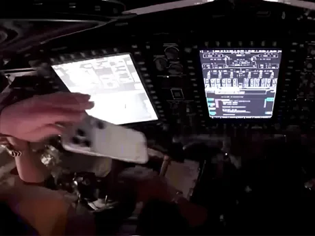 Un astronaut folosește un iPhone 17 Pro Max în cabină, în timpul misiunii Artemis 2.