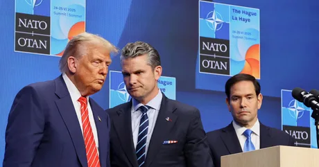 Donald Trump discutând despre relațiile transatlantice la un summit NATO.