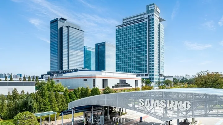 Clădiri moderne Samsung într-un peisaj urban vibrant.