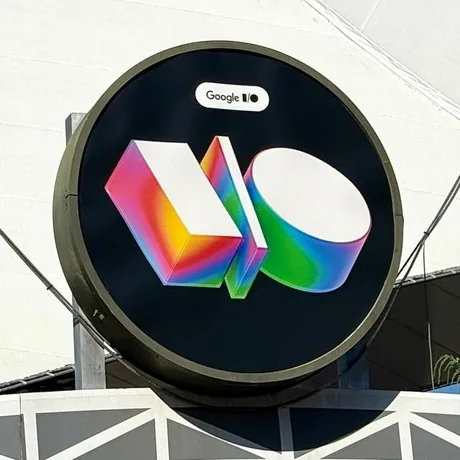 Logo-ul Google I/O 2026, simbolizând inovația și tehnologia avansată.
