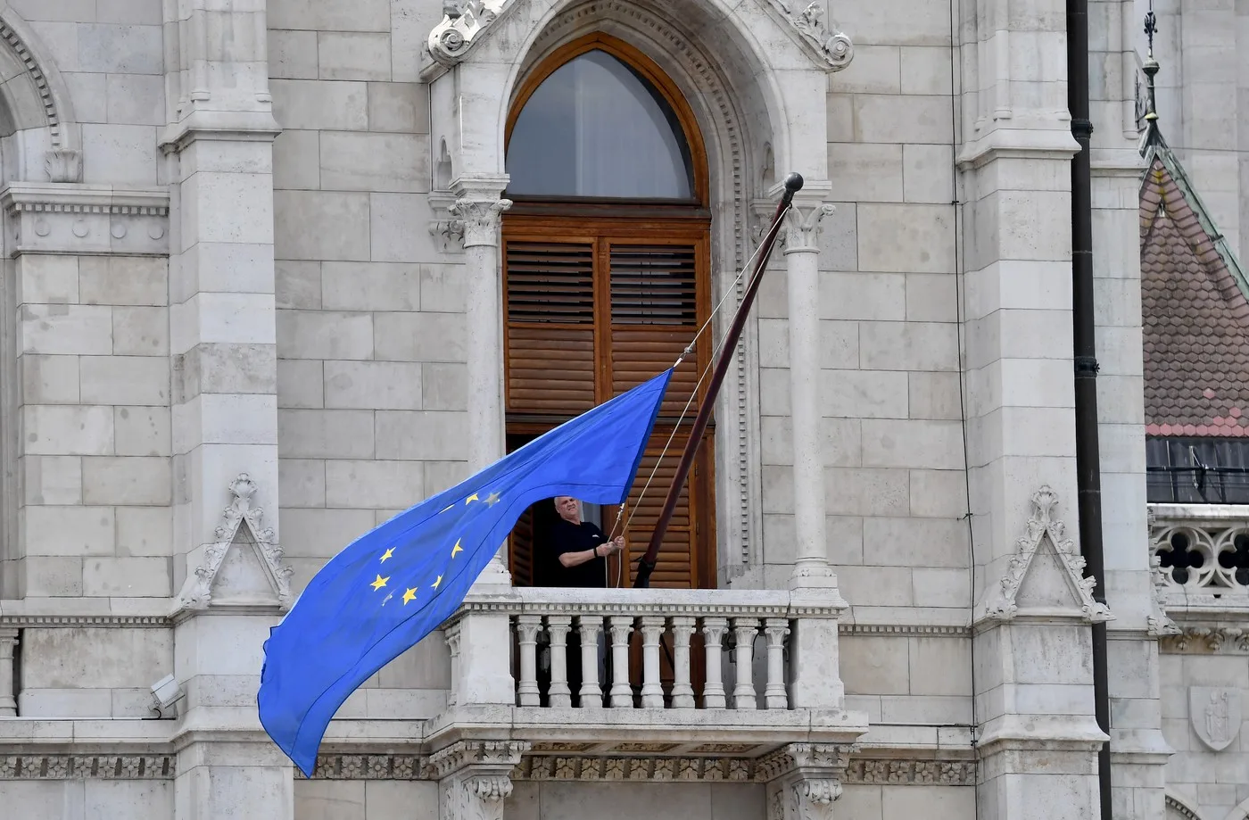 Drapelul Uniunii Europene flutură pe clădirea Parlamentului din Budapesta.