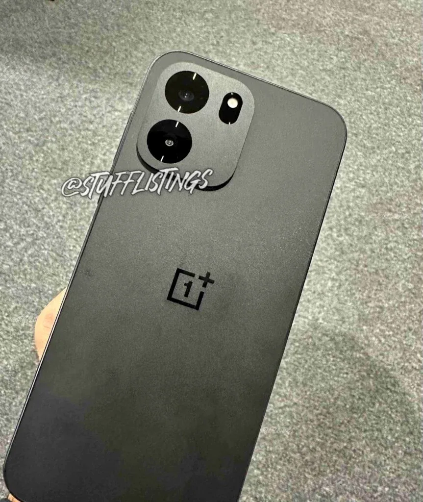 Design elegant al telefonului OnePlus cu camere duale și finisaj mat.