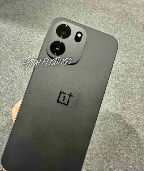 Design elegant al telefonului OnePlus cu camere duale și finisaj mat.