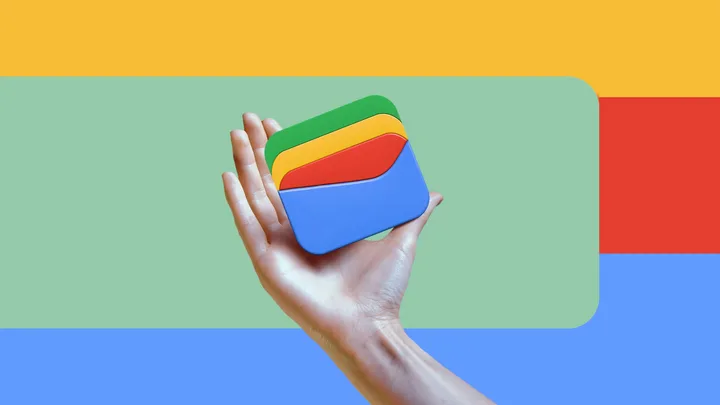 O mână care ține un portofel digital colorat, simbolizând partajarea cheii auto.