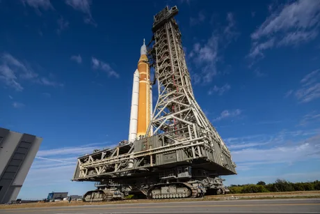 Racheta Artemis II pregătită pentru lansare la Kennedy Space Center.