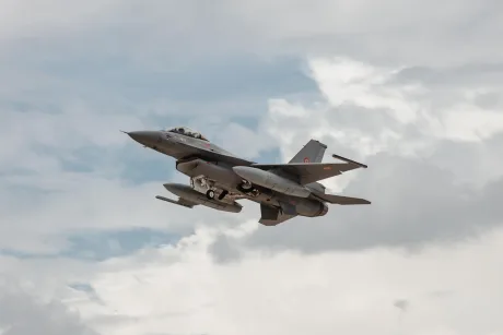 Avion militar F-16 românesc în timpul unei misiuni de poliție aeriană.