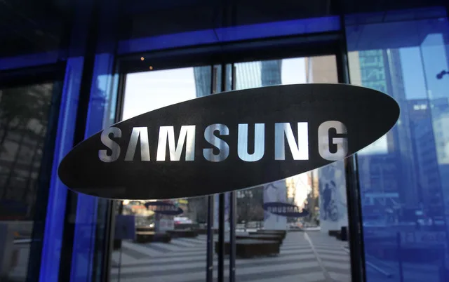 Logo-ul Samsung pe fundal albastru, simbol al inovației tehnologice.
