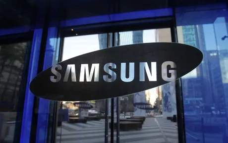 Logo-ul Samsung pe fundal albastru, simbol al inovației tehnologice.