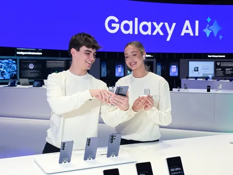 Prezentare a noilor telefoane Galaxy S26 la MWC 2026, cu accent pe inteligența artificială.
