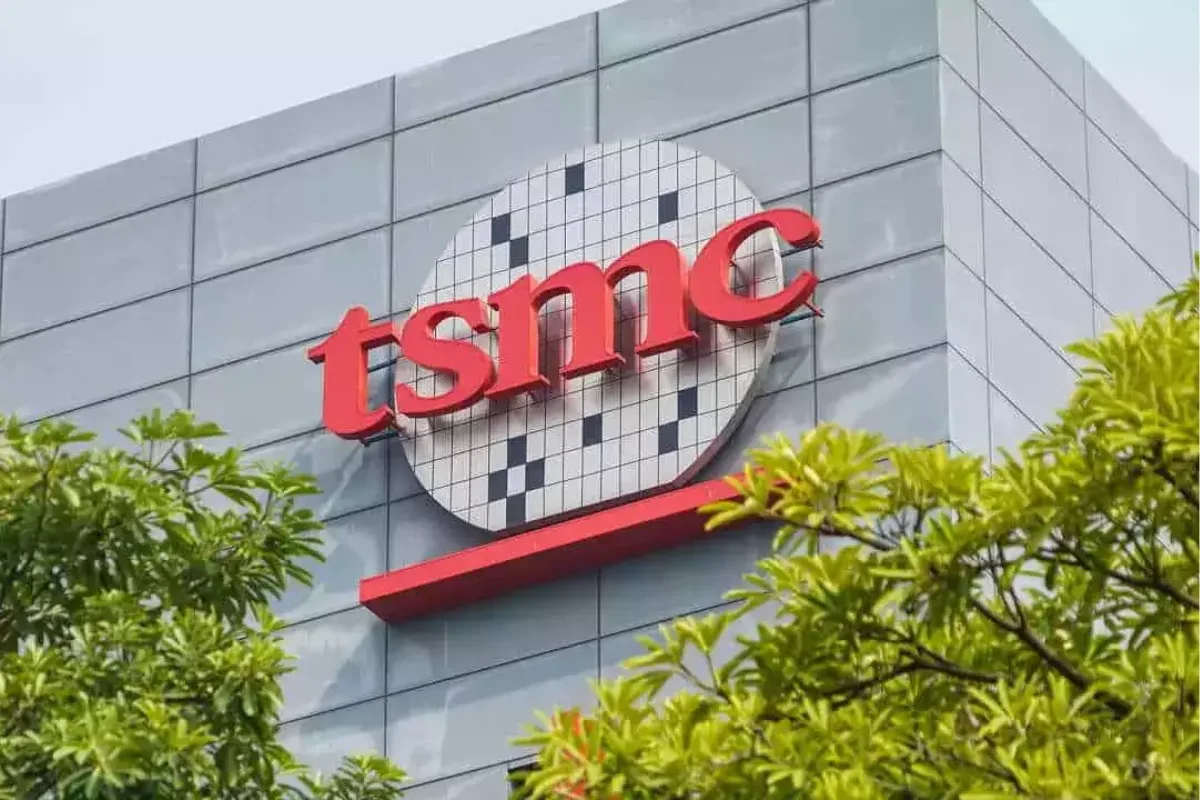 Logo TSMC pe clădire, simbolizând criza cipurilor de 2nm.