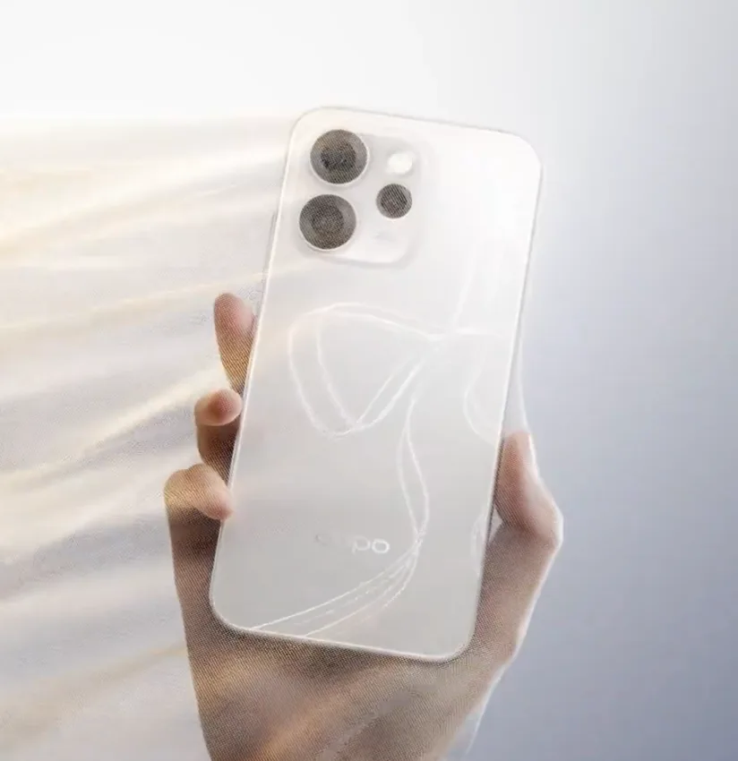 Un telefon Oppo cu un design elegant, ținut într-o mână, pe un fundal luminos.