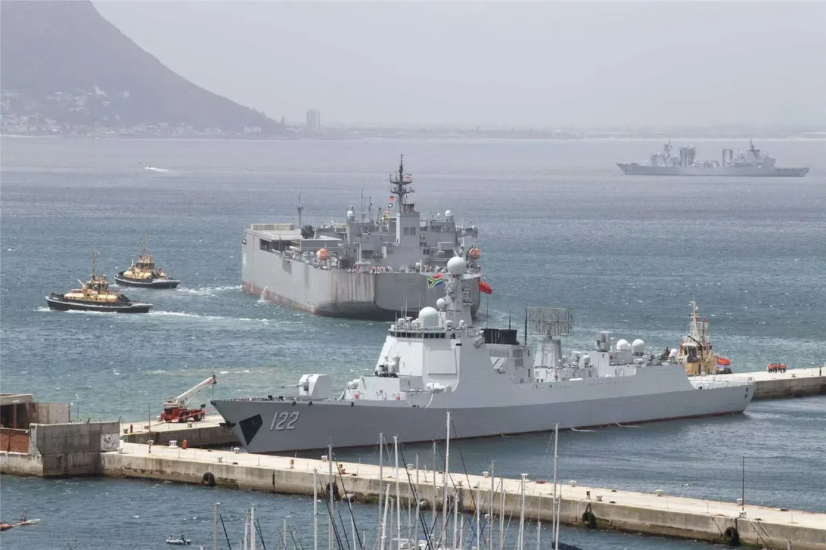 Nave militare în timpul exercițiilor navale în largul Africii de Sud.