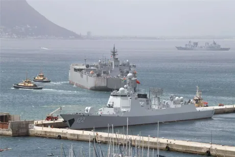 Nave militare în timpul exercițiilor navale în largul Africii de Sud.
