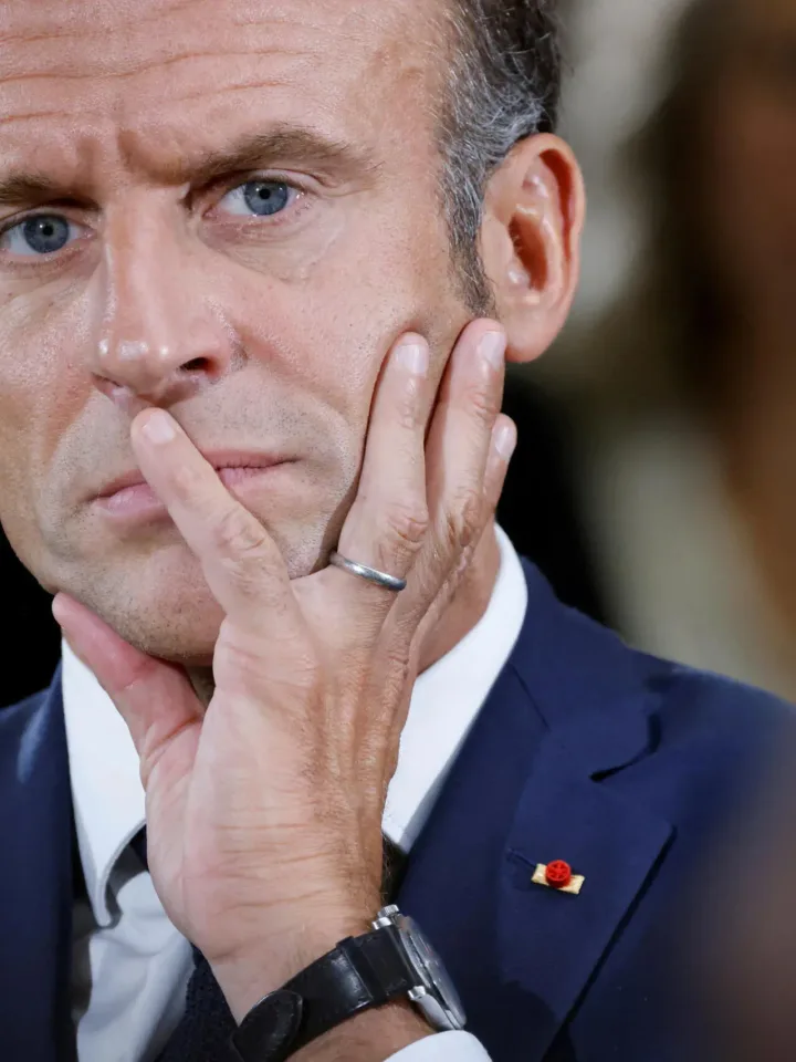 Emmanuel Macron reflectând asupra carierei sale politice în fața unei audiențe.