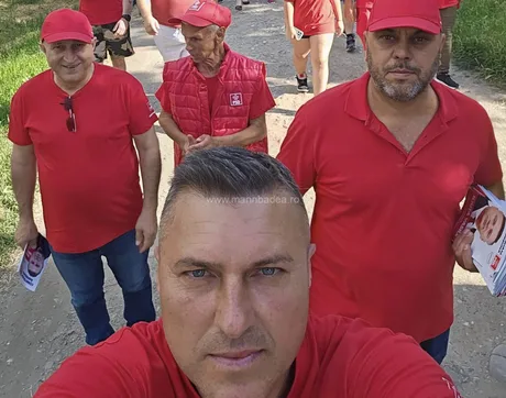 Eveniment dedicat copiilor cu dinozauri și activități recreative.
