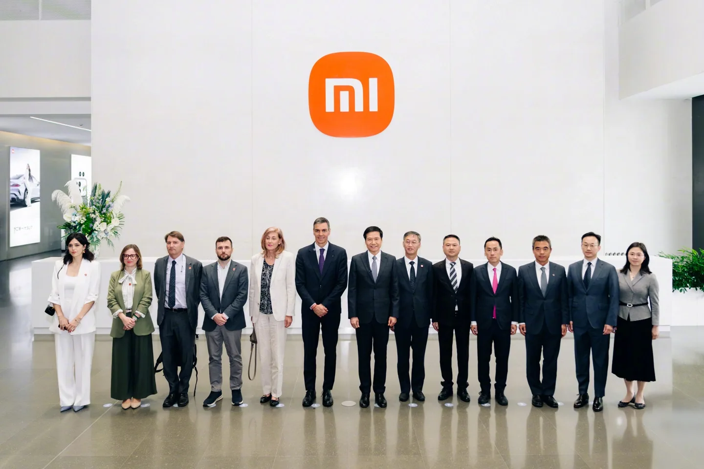 Pedro Sánchez și echipa Xiaomi la sediul companiei, discutând despre inovații tehnologice.