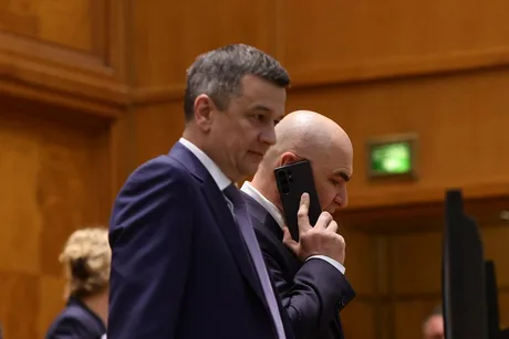Sorin Grindeanu și Ștefan Ovidiu Popa discutând în Camera Deputaților.