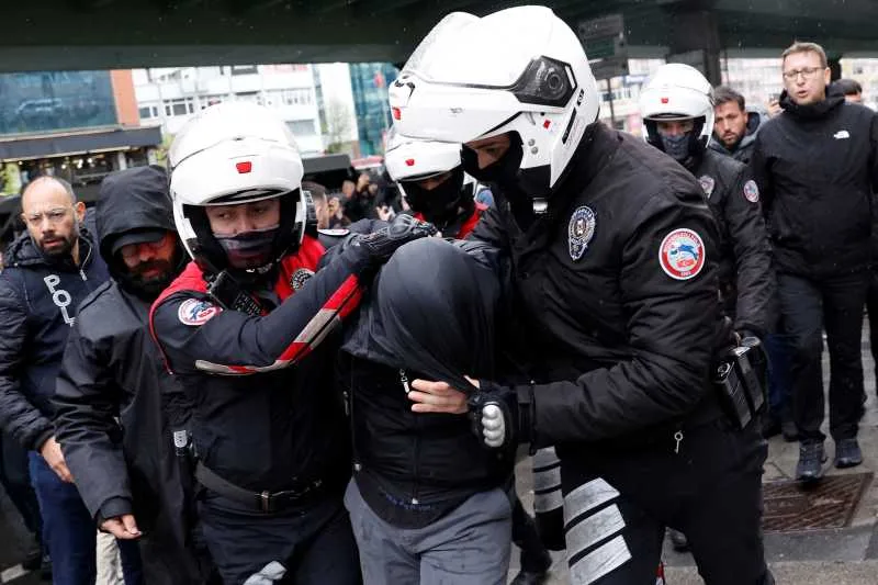 Arestări în timpul protestelor de 1 Mai în Istanbul, Piața Taksim.
