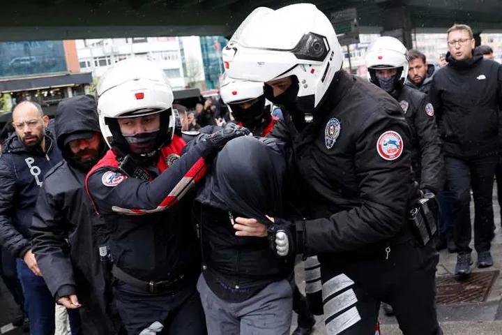 Arestări în timpul protestelor de 1 Mai în Istanbul, Piața Taksim.