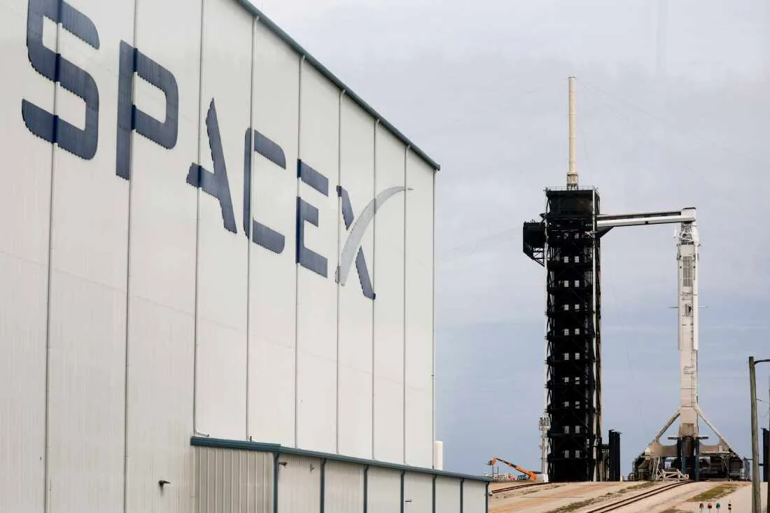 Facilități SpaceX cu racheta Starship pregătită pentru lansare.