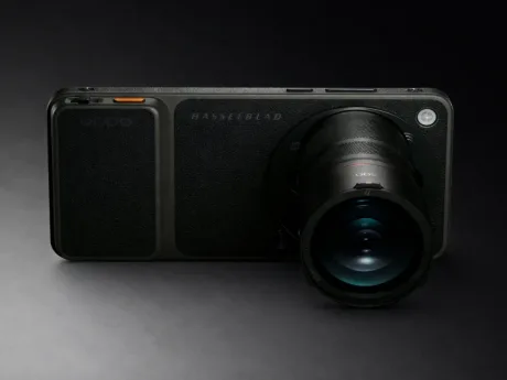 Design elegant al telefonului Oppo cu cameră avansată și baterie mare.