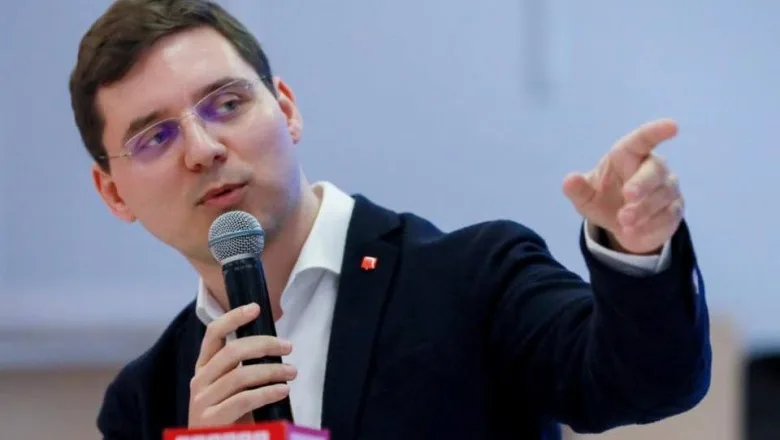 Victor Negrescu discutând despre problemele economice ale României.