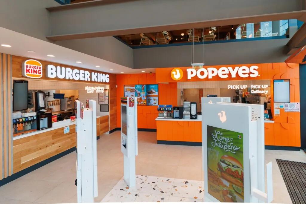 Restaurant comun Burger King și Popeyes în București, oferind două meniuri diverse.
