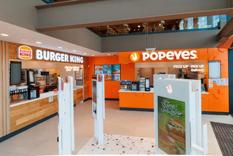 Restaurant comun Burger King și Popeyes în București, oferind două meniuri diverse.
