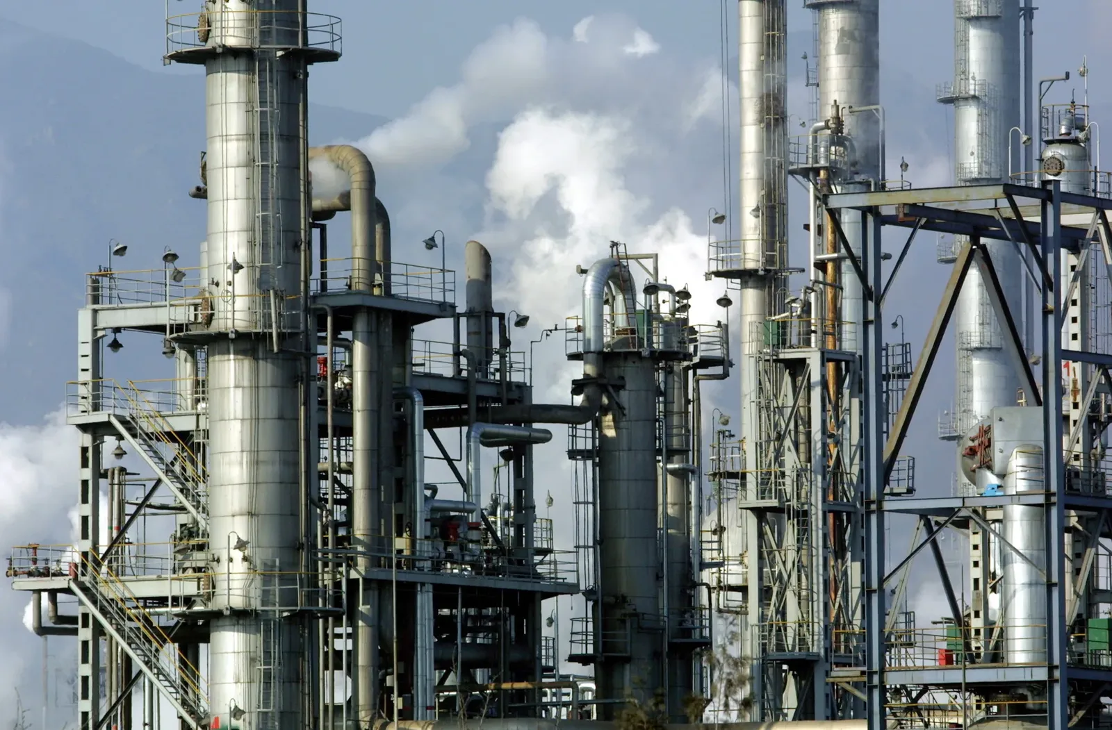 Rafinării în China, sub presiunea menținerii producției de combustibili.