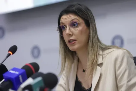Reprezentant APCE discutând despre bugetul pentru energie și apă-canal.