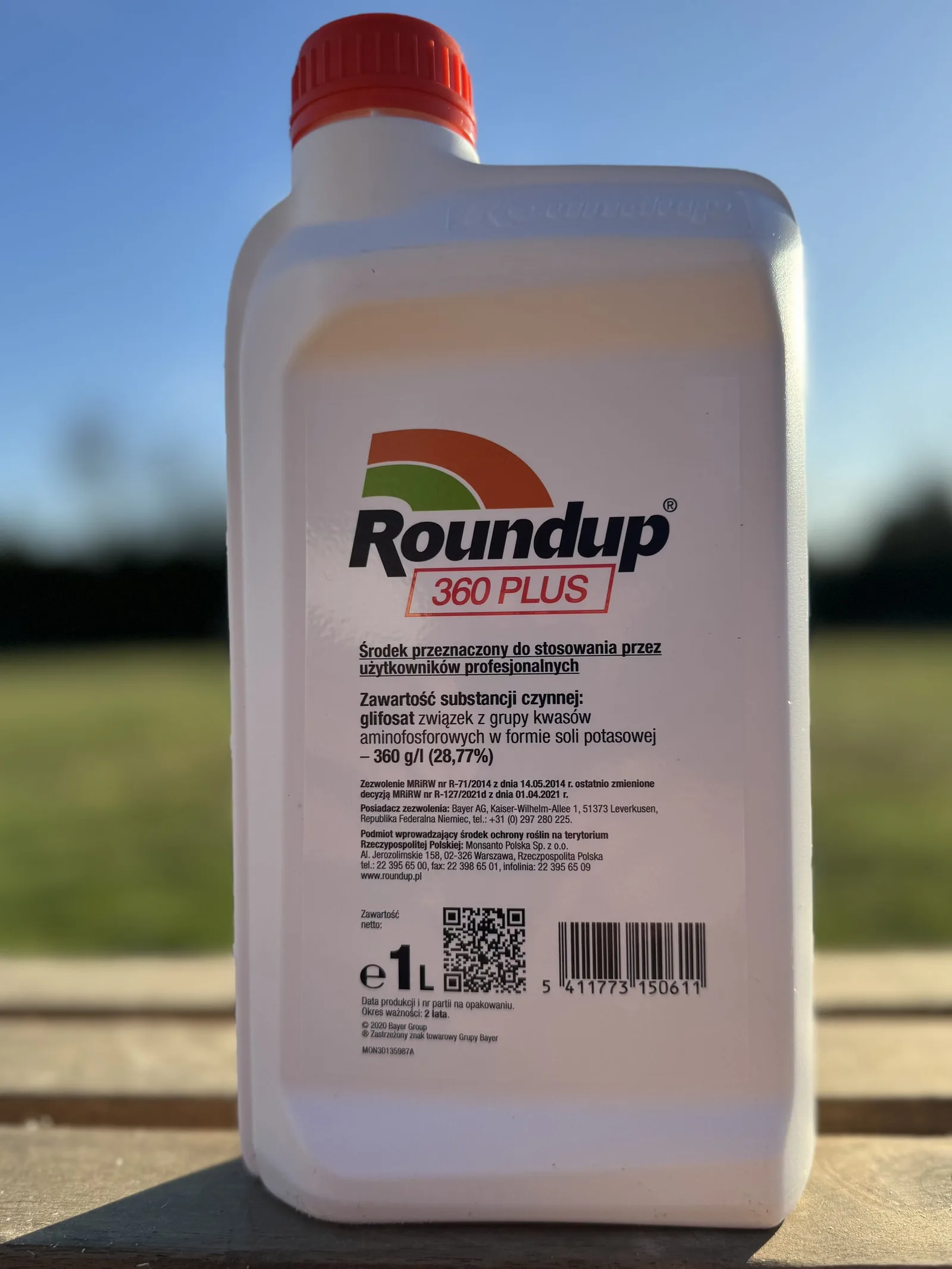 Flacon de erbicid Roundup, utilizat în agricultură, cu eticheta vizibilă.