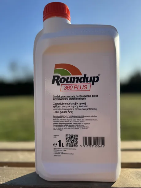 Flacon de erbicid Roundup, utilizat în agricultură, cu eticheta vizibilă.