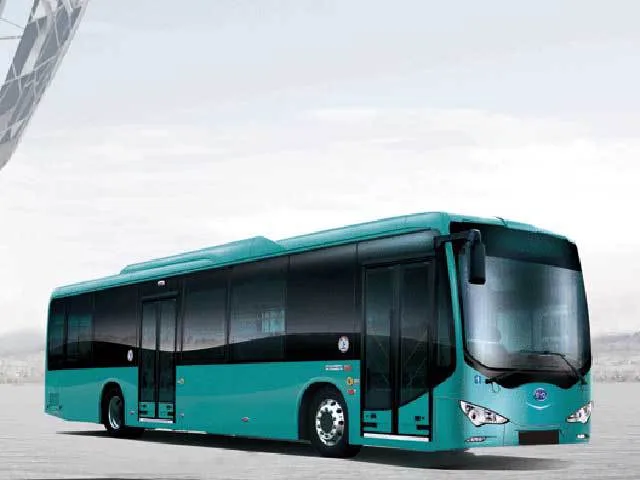 Autobuz electric modern, destinat transportului intrajudețean, cu design aerodinamic.