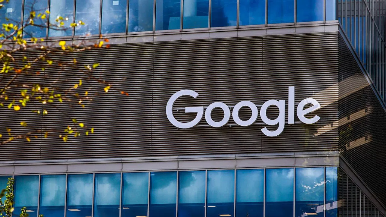 Logo-ul Google pe o clădire modernă, simbol al inovației tehnologice.
