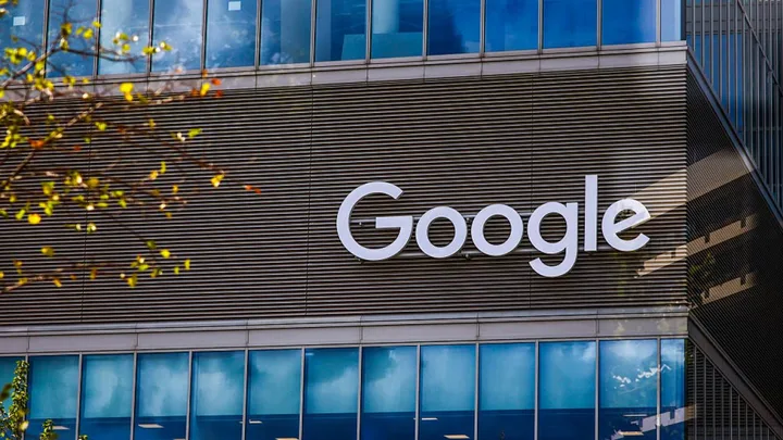 Logo-ul Google pe o clădire modernă, simbol al inovației tehnologice.