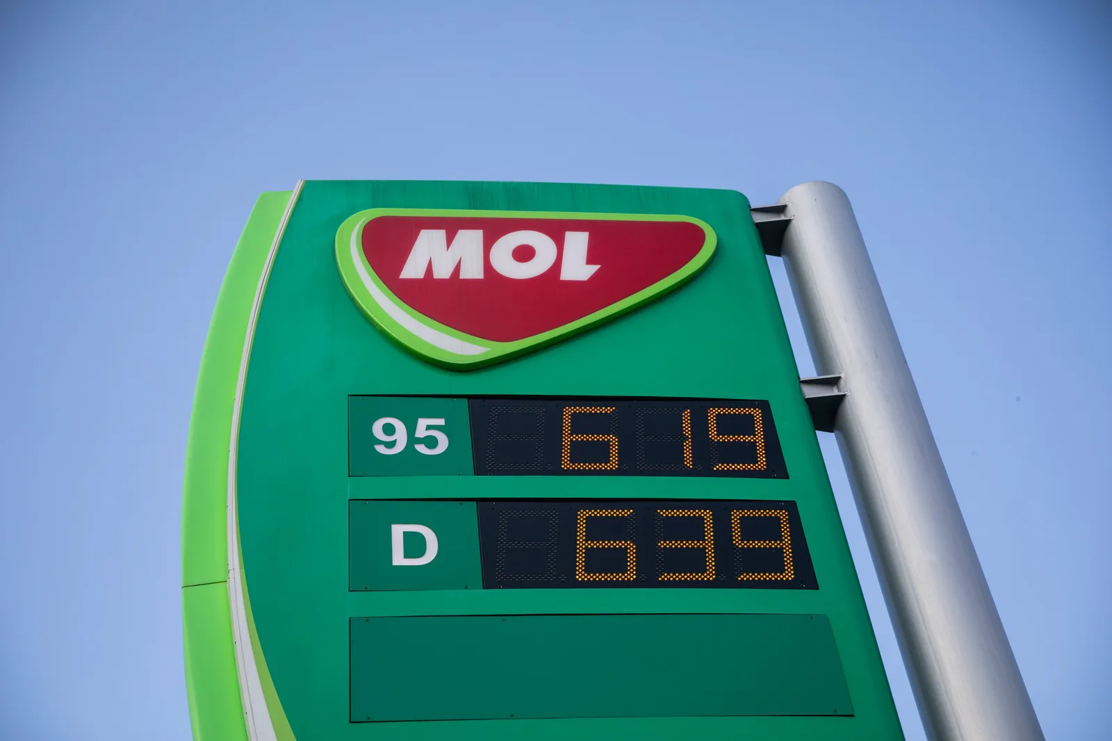Panou informativ MOL cu prețuri pentru combustibili și produse petroliere.