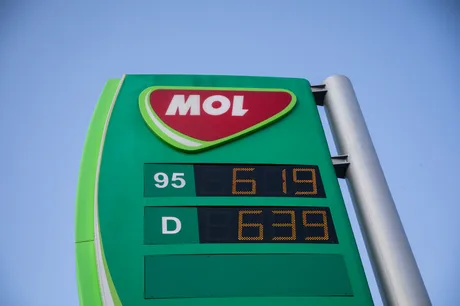 Panou informativ MOL cu prețuri pentru combustibili și produse petroliere.