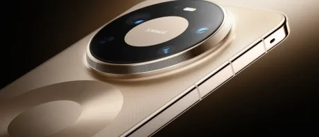 Detaliu al camerei unui smartphone cu design elegant și culori calde.